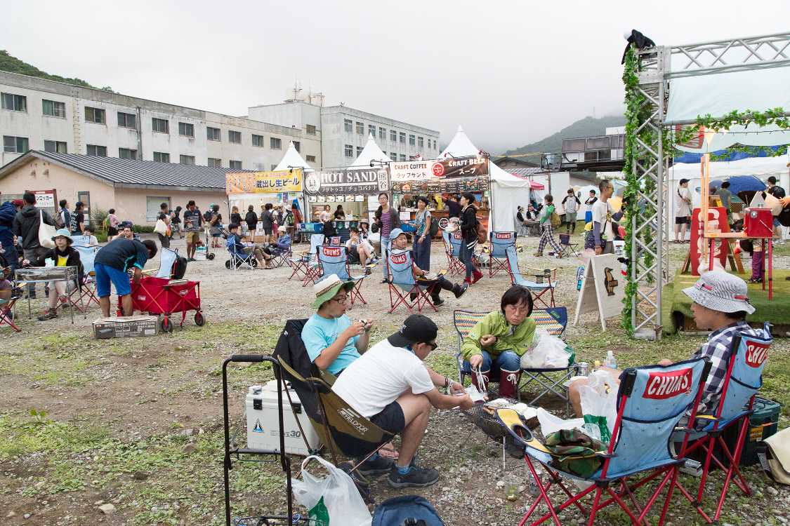 バーベキューをするには道具と食材を自分で用意する必要があります。