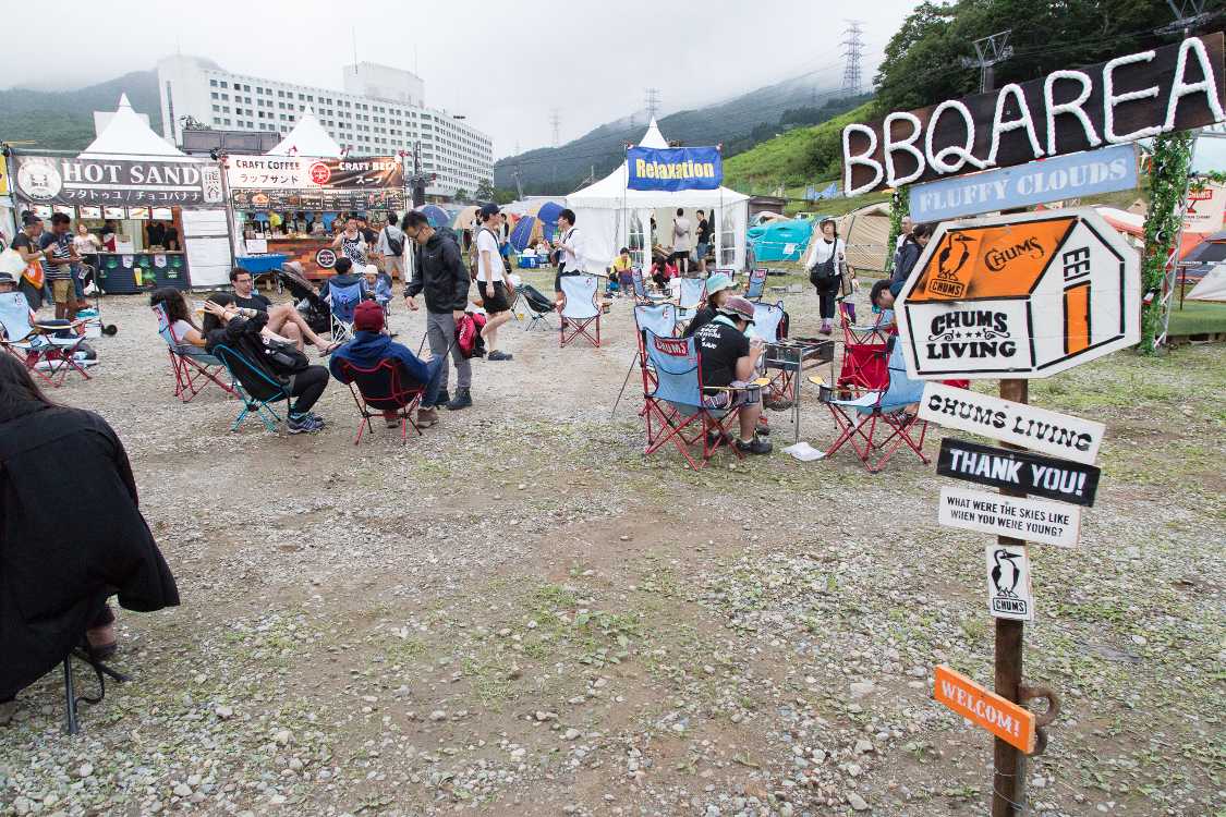 キャンプサイト前のバーベキューエリア。