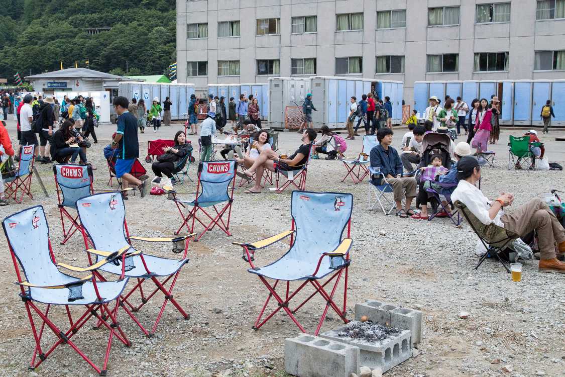 バーベキューエリアに置かれているチャムスのいす。