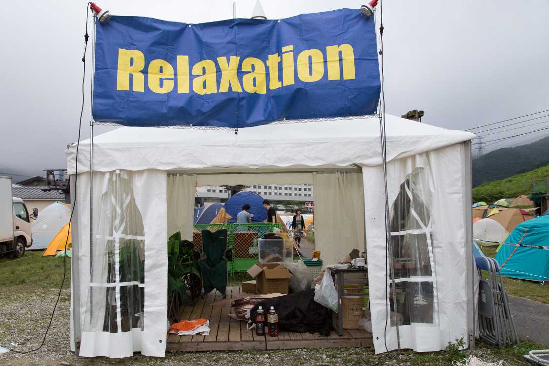 午後6時半時点ではまだ準備中のマッサージ店。