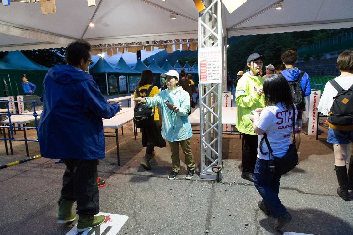 抽選用のチケットを配布。ライブの出演者も貼り出されています。