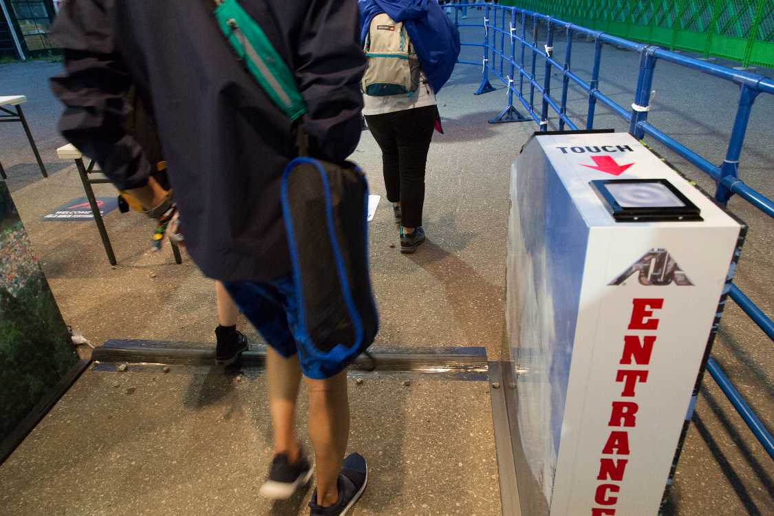 入場ゲートの自動改札機。