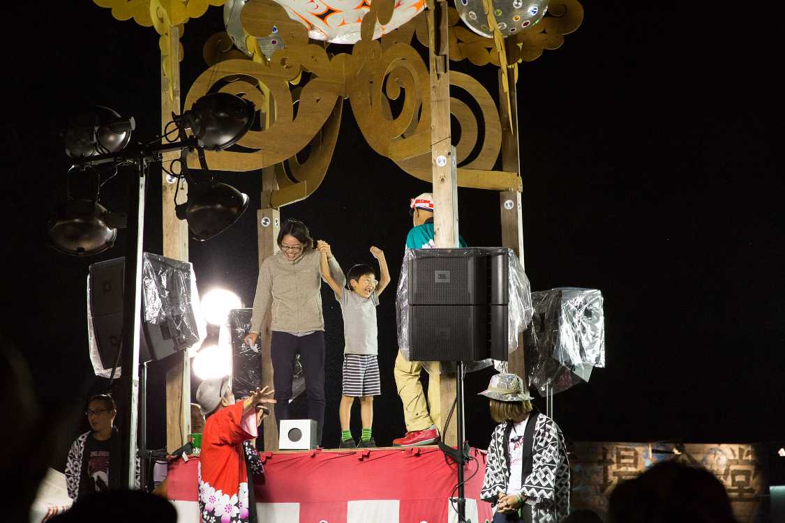 当選者の女性は母親だったので子どもが万歳していました。2015年にも父親と子どもが櫓に上がったことがありましたが、このとき司会の2人は笑いをとるため父親にセクハラ発言をしていました。今回は母親だったのでセクハラ発言はありませんでした。