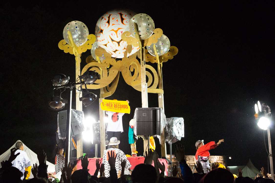 タワーレコードのタオルを掲げるタワーマン。