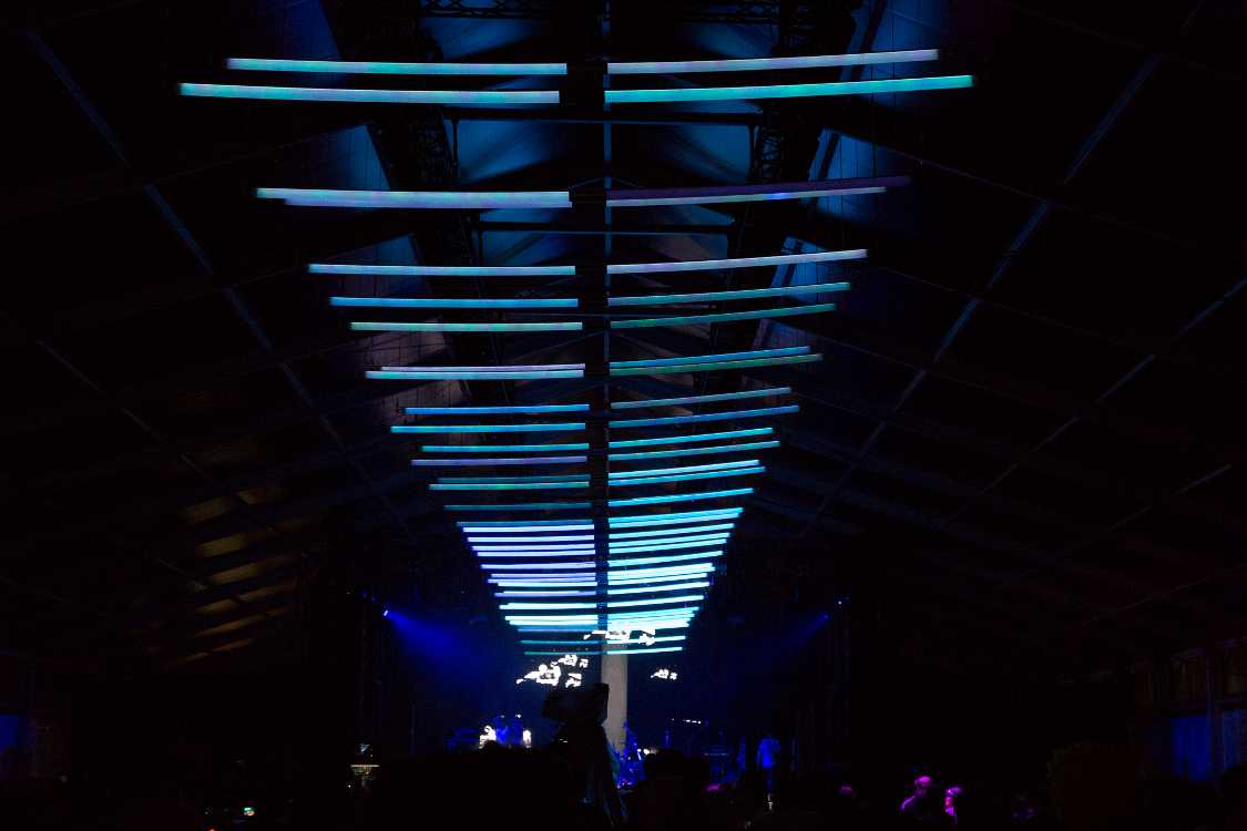 レッドマーキーの電飾。奥がステージ側。