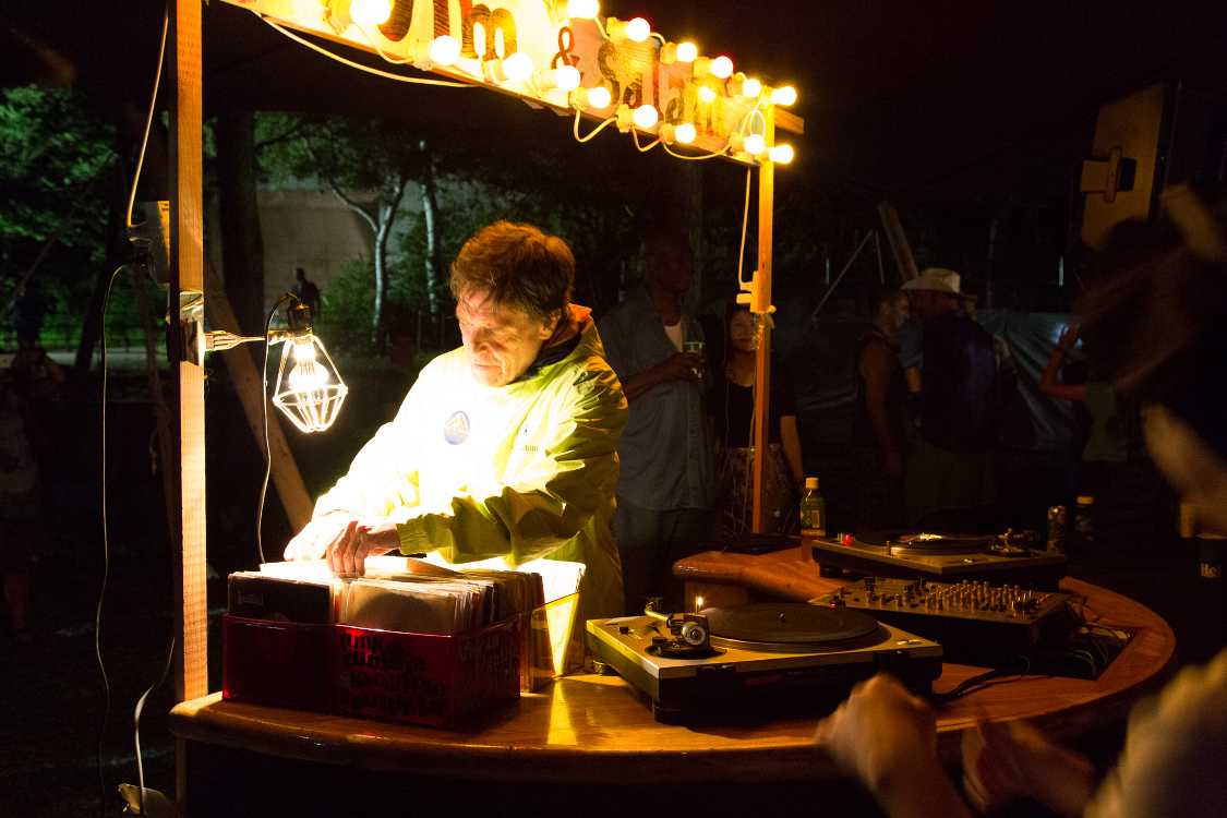 旧ワールドレストランのころからアナログ盤でDJをしているジム。