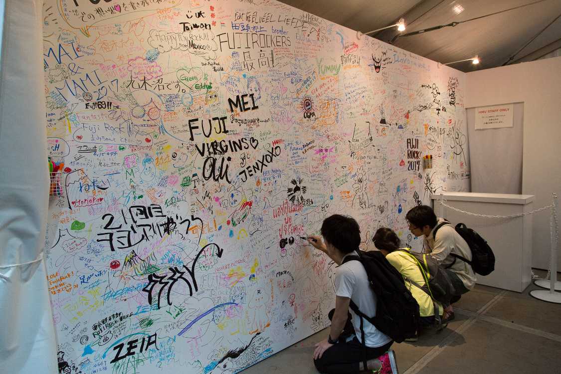 テント内で自由に落書きできました。前夜祭で既にめいっぱい書き込まれていました。