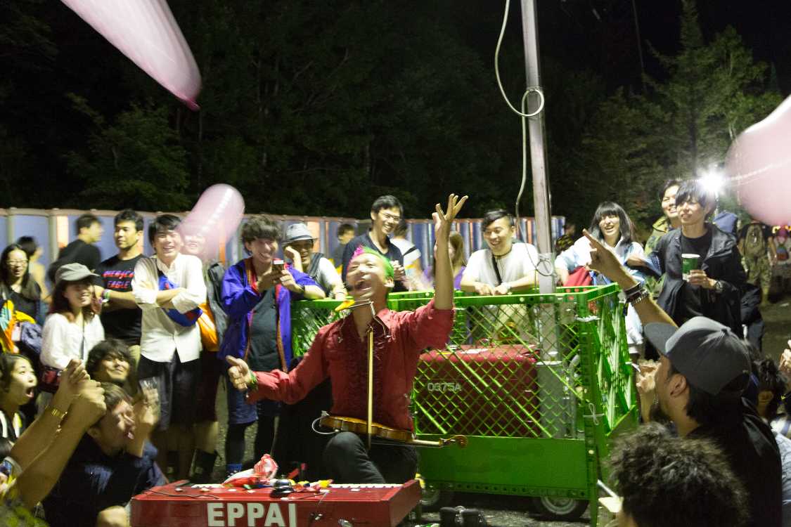 トイレ付近でのワンマンバンド系大道芸人。