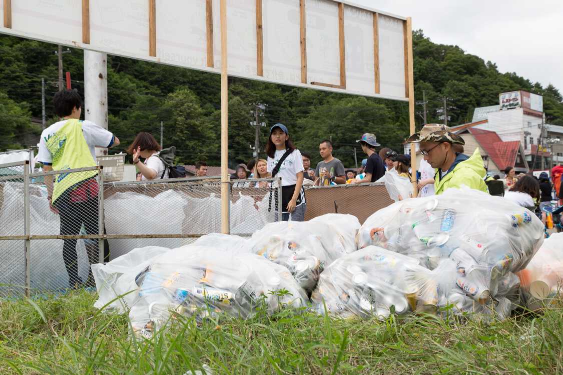 場外エリアのごみ分別所の裏。