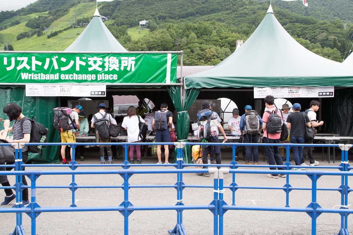 リストバンド交換所の隣でキャンプサイト券を販売。