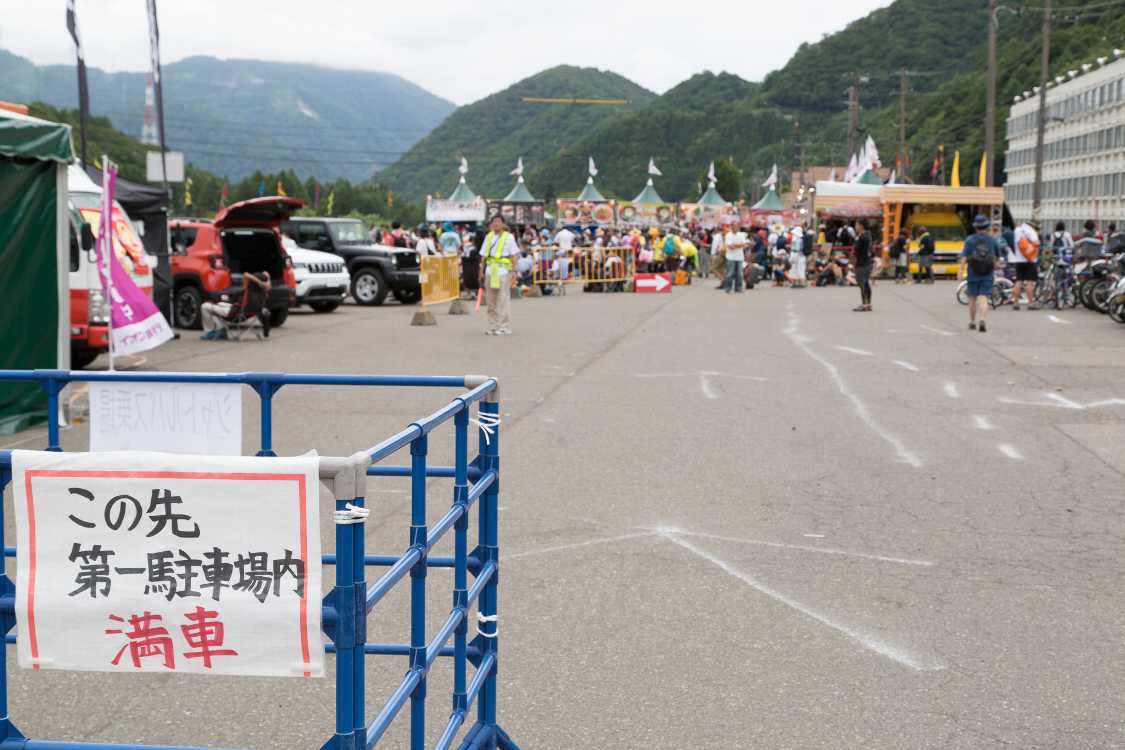 場外飲食店の手前。