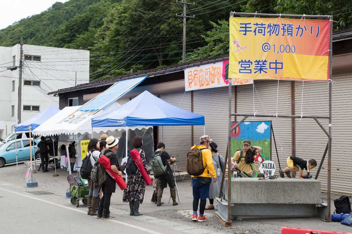 手荷物預かり。キャンプサイト内にはコインロッカーがあります。