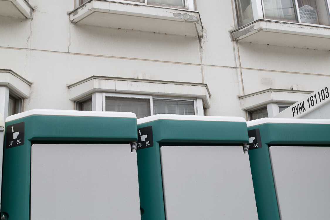 洋式トイレは外国人や障害者には重要な情報にもかかわらず、表示が分かりにくい。