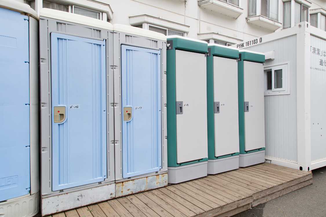 右の三つは洋式トイレ。