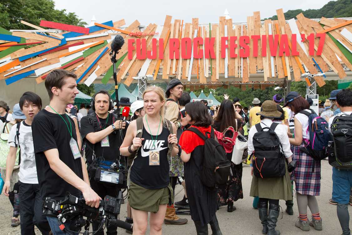 金曜の午前11時37分ごろ。海外メディアが入場者を取材しています。