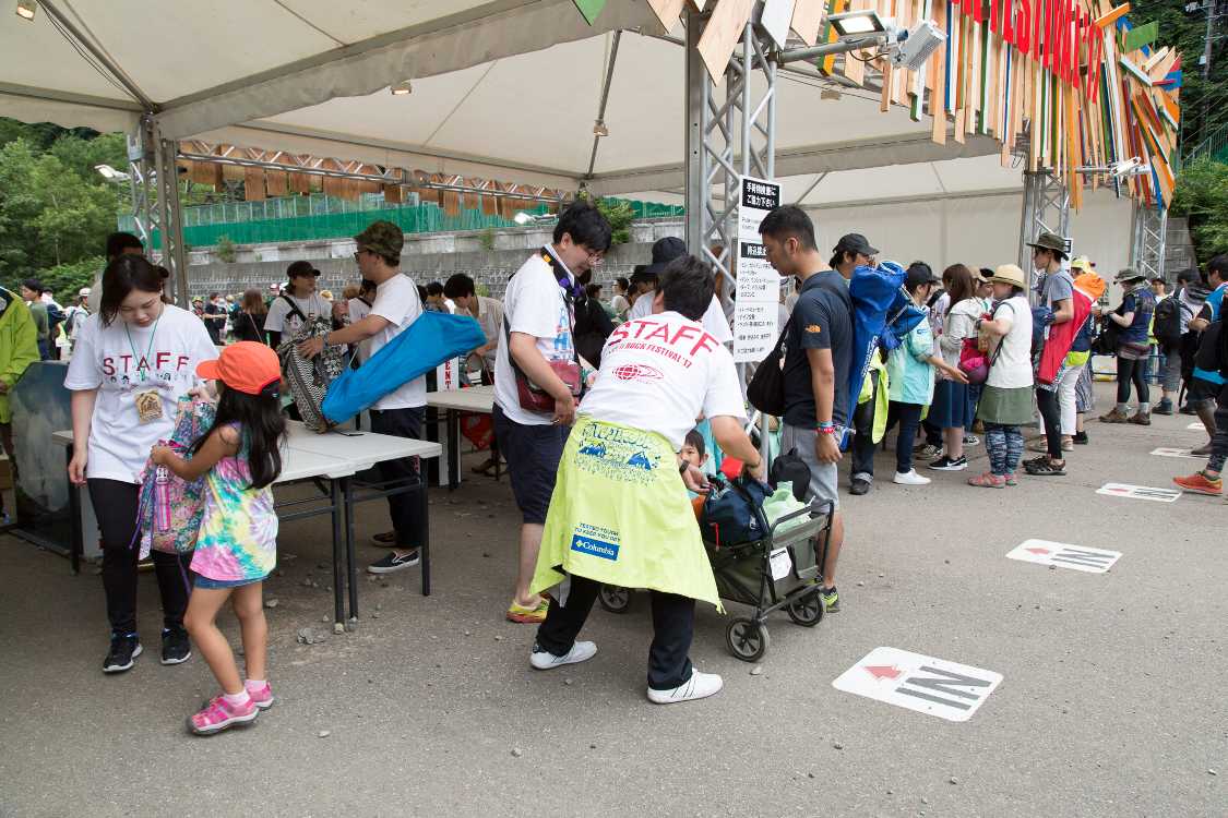 地面に進入路を案内。