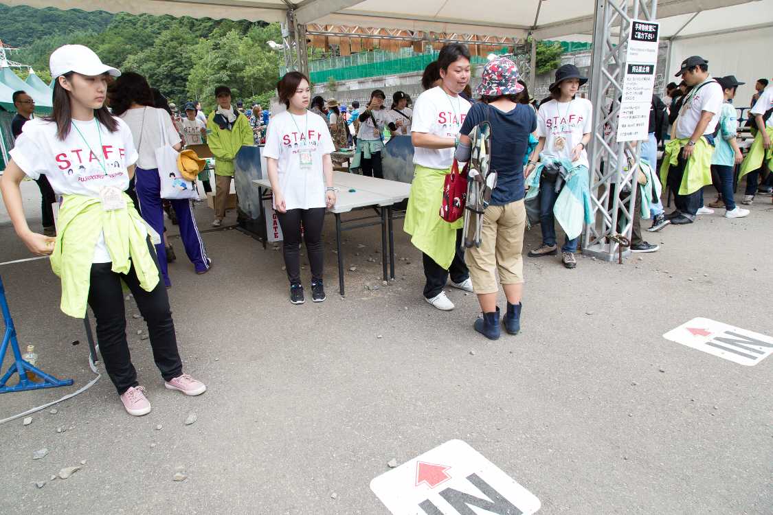 手荷物検査があります。