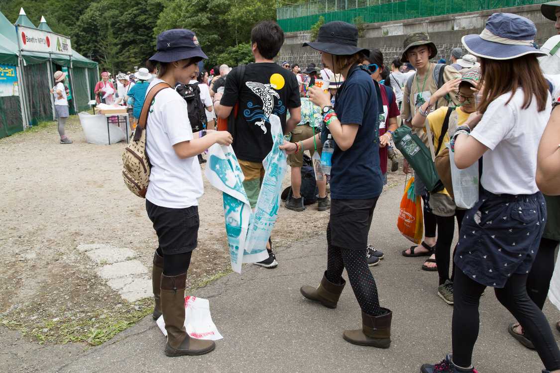 ごみ袋の配布。