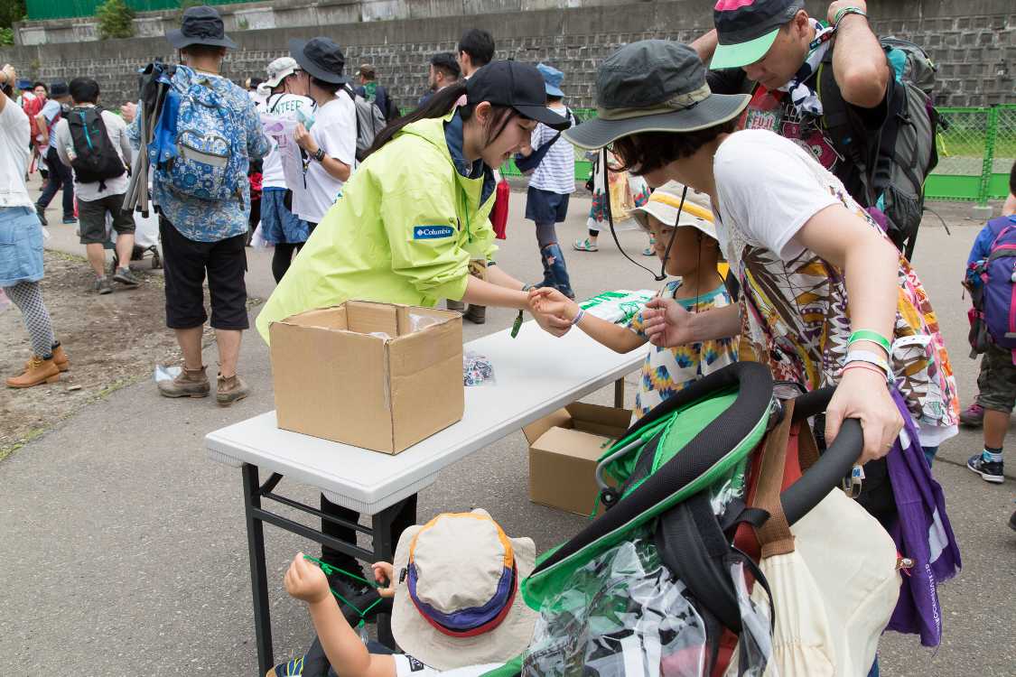 子ども用リストバンドの装着。