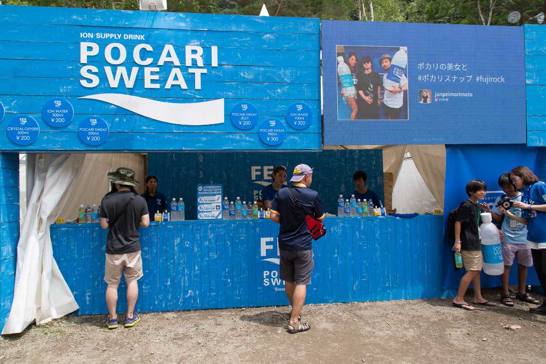 ポカリスエット。看板の一部が大型モニターになっていました。