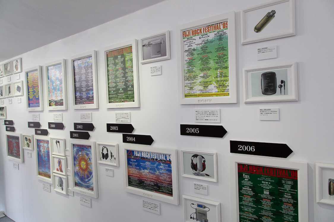 フジロック各回の出演者ポスターを掲示。1997年から2006年まで10年分。