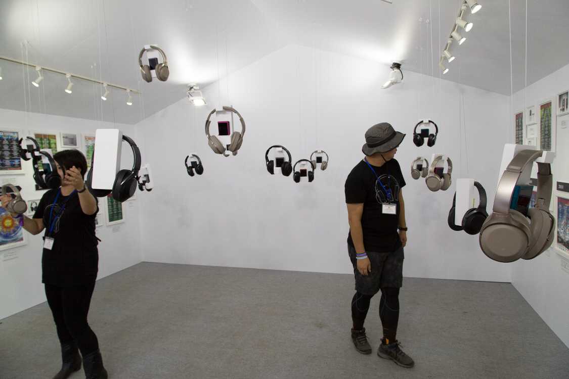 ヘッドフォンは試しに装着できそうでした。