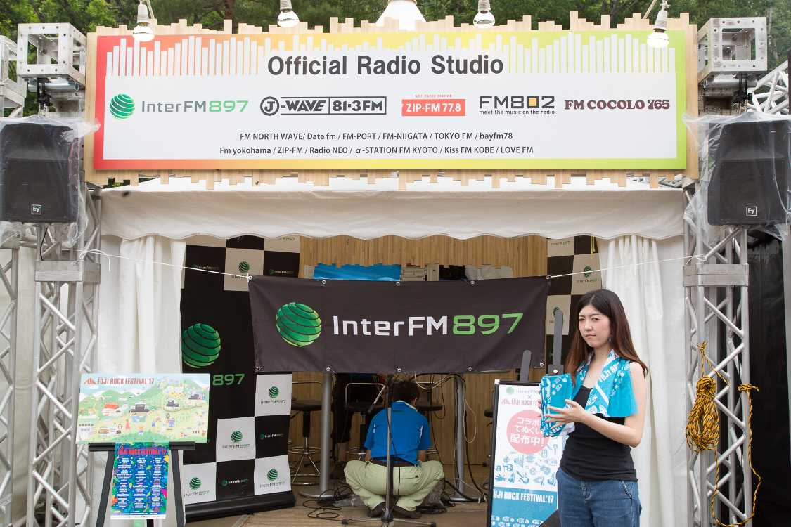 ラジオ各社のテント。