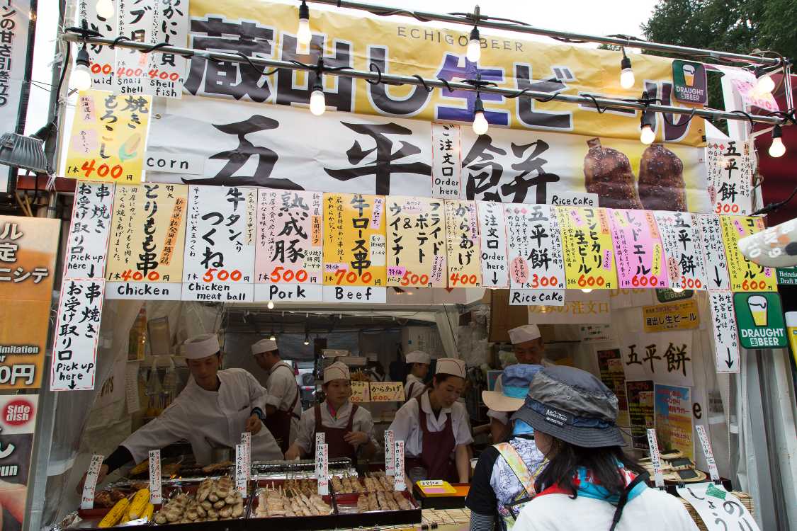 五平餅。似たような店がキャンプサイトにも場外エリアにもありますが、五平餅を扱っているのはオアシスエリアのみとみられます。