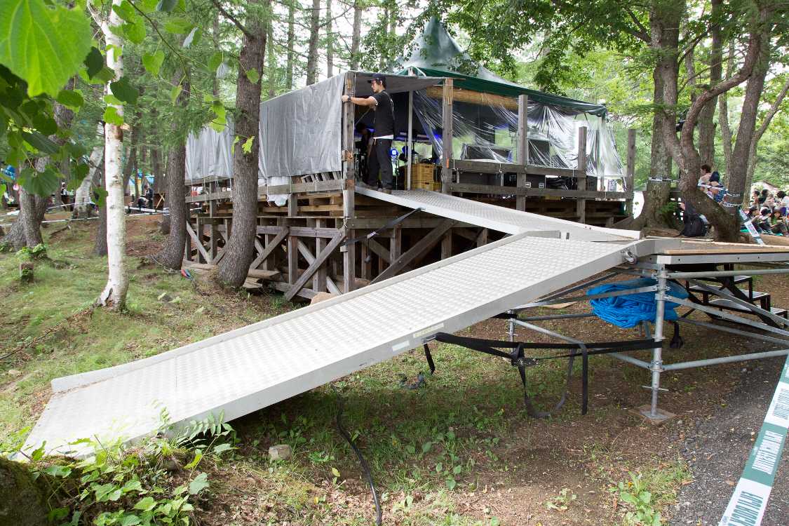 苗場食堂の機材搬入用とみられるスロープ。