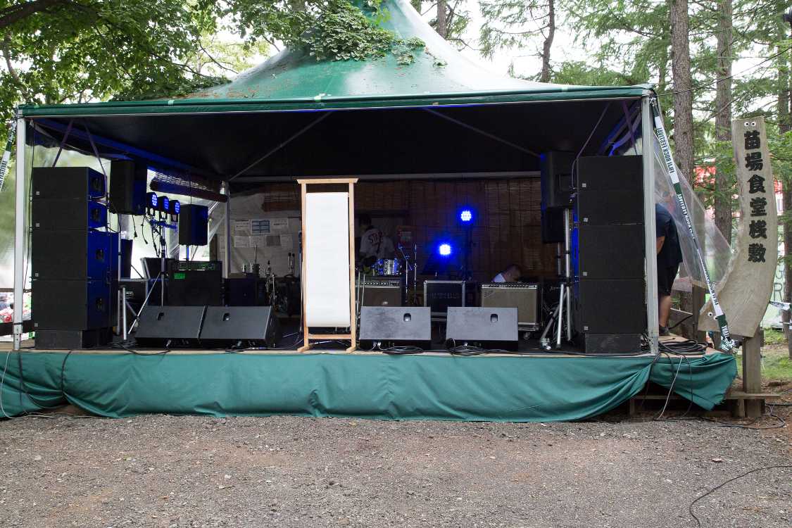 ライブを開かれる苗場食堂。公演は午後7時からなので昼間は休業。