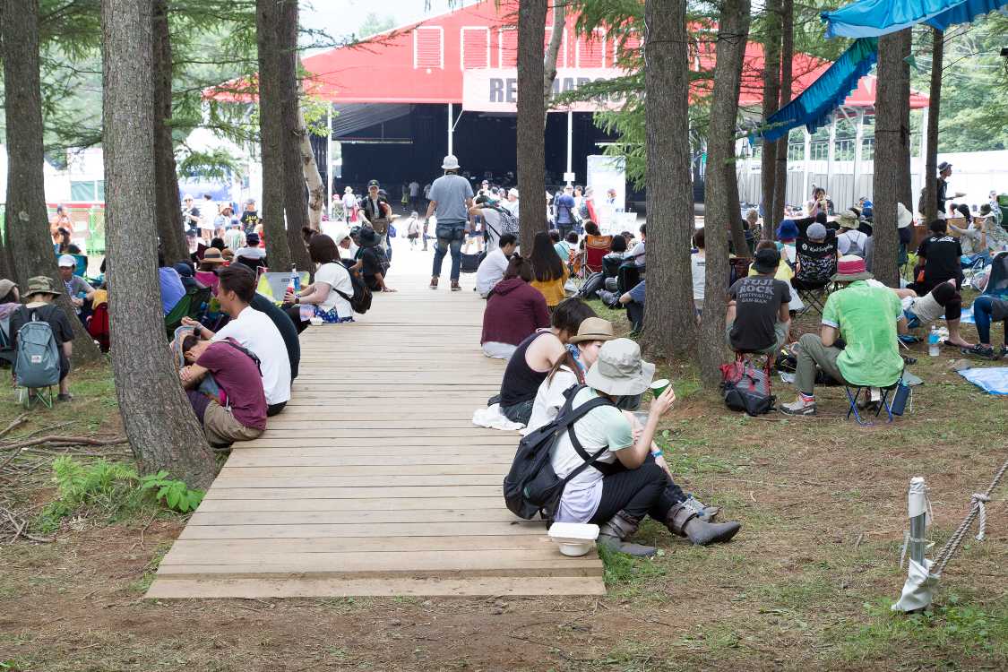 レッドマーキーへの通路。わざわざボードウォークを設置しています。