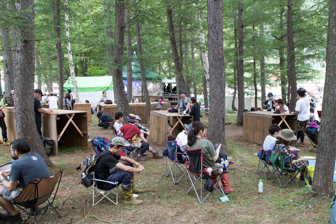 林の中まで机が置かれています。多数の人が食事をしやすくなったのはいいことです。