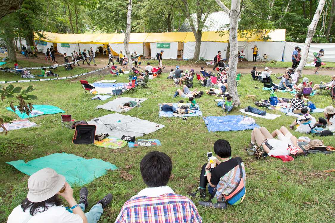 オアシスエリアとグリーンステージの間の広場。