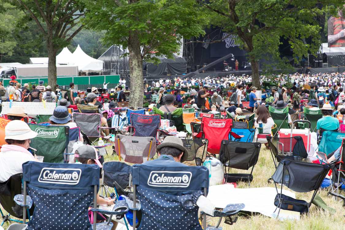 いすが多い南側。