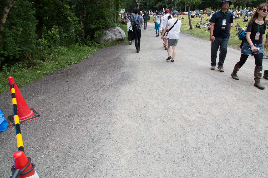 グリーンステージからホワイトステージへの通路。舗装されました。