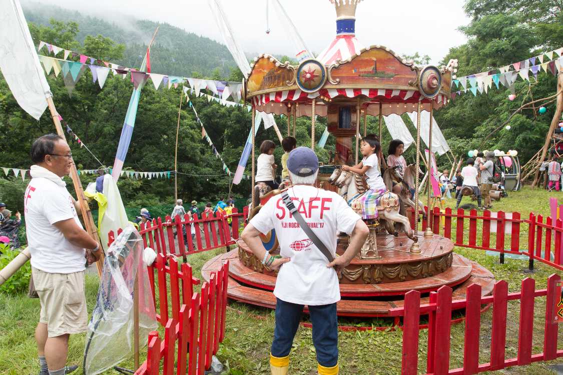 毎年設置される回転木馬。