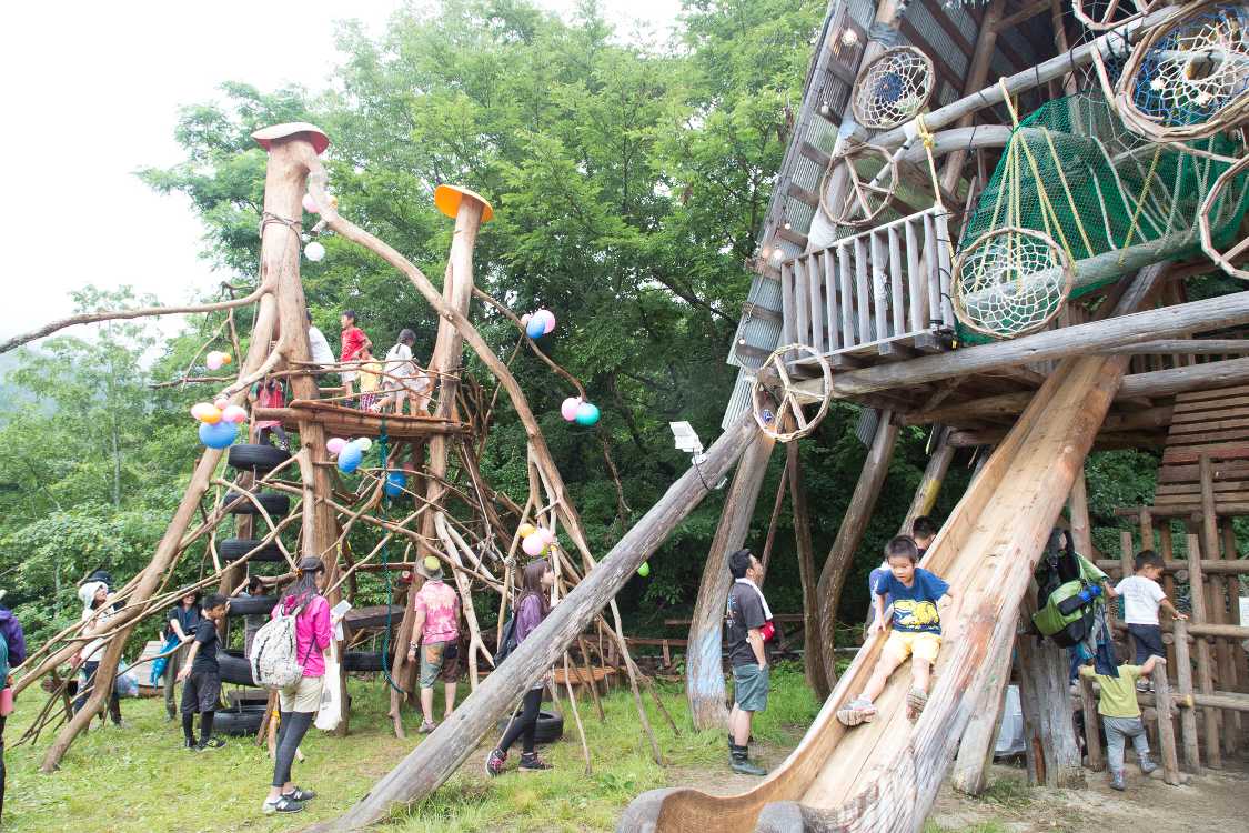 滑り台の隣に新しい遊具ができていました。