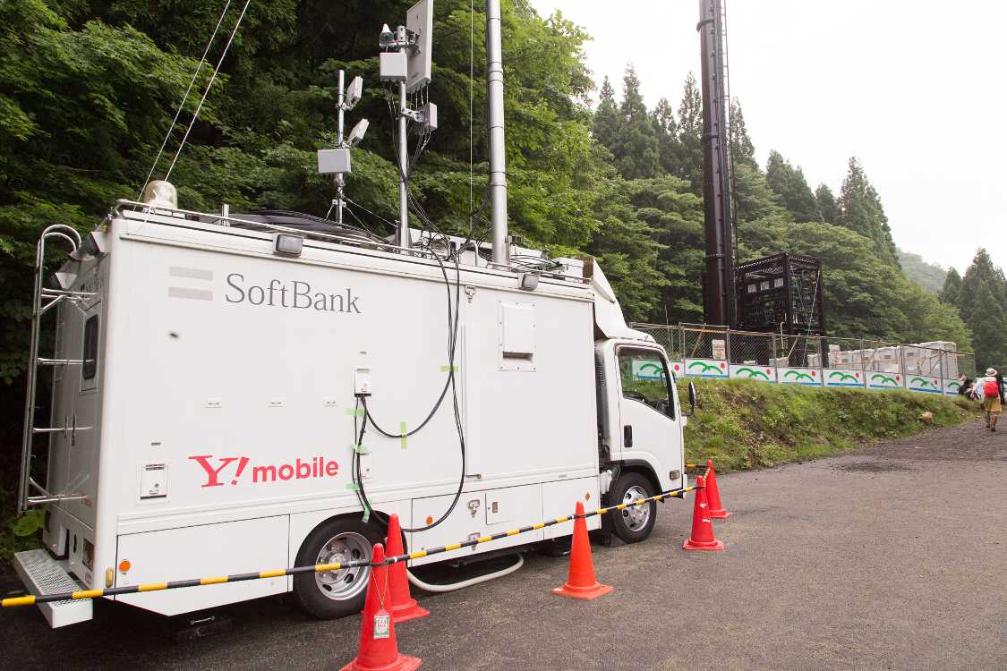ソフトバンクの移動アンテナ車。