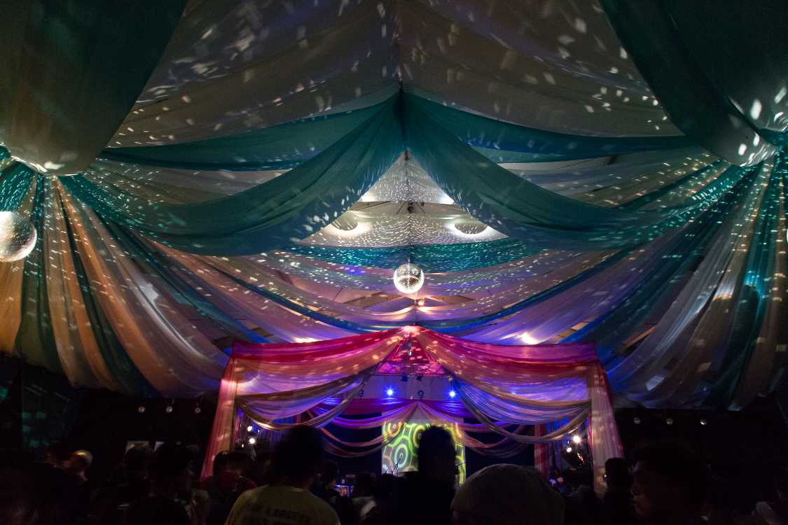 昼と違い、ミラーボールが回っていました。