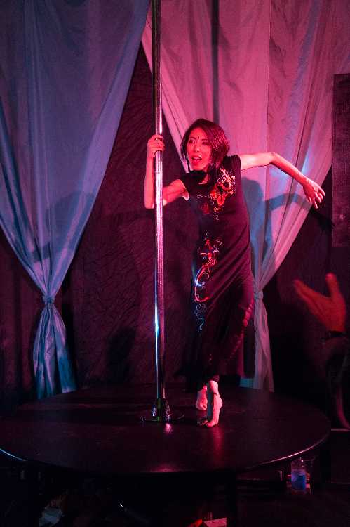 ポールダンスの人。