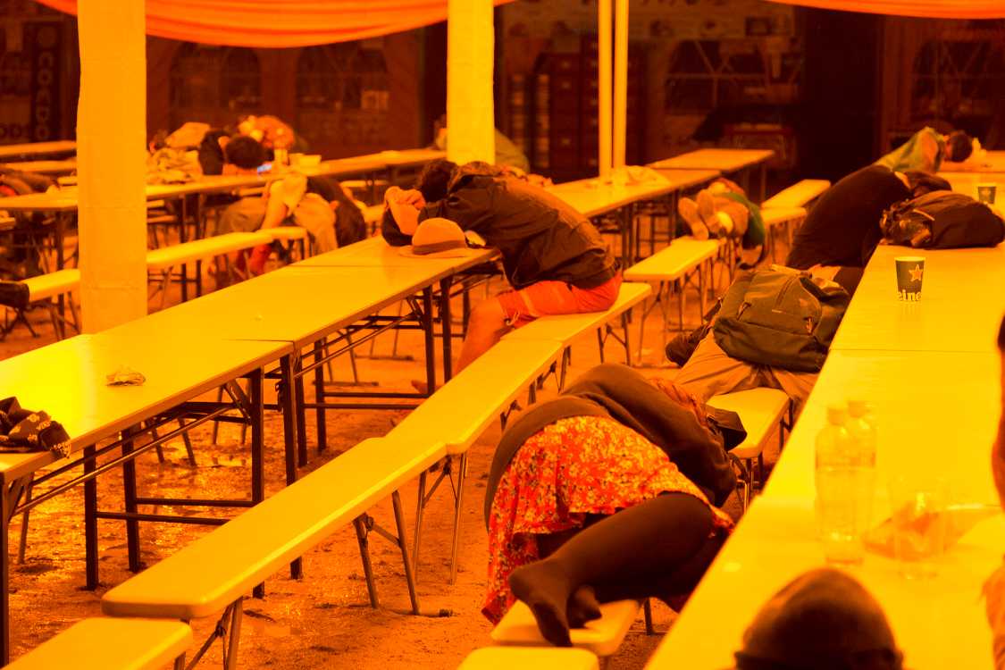 テーブル席で爆睡中の人。