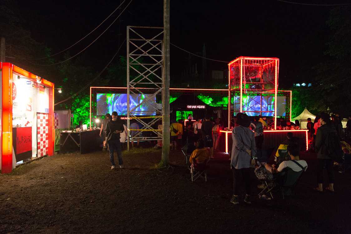 深夜の岩盤バー。