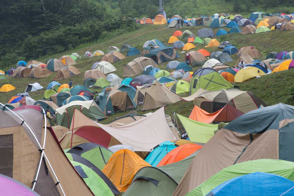 キャンプサイトの入り口に近ければ、傾斜があってもテントが建っていきます。