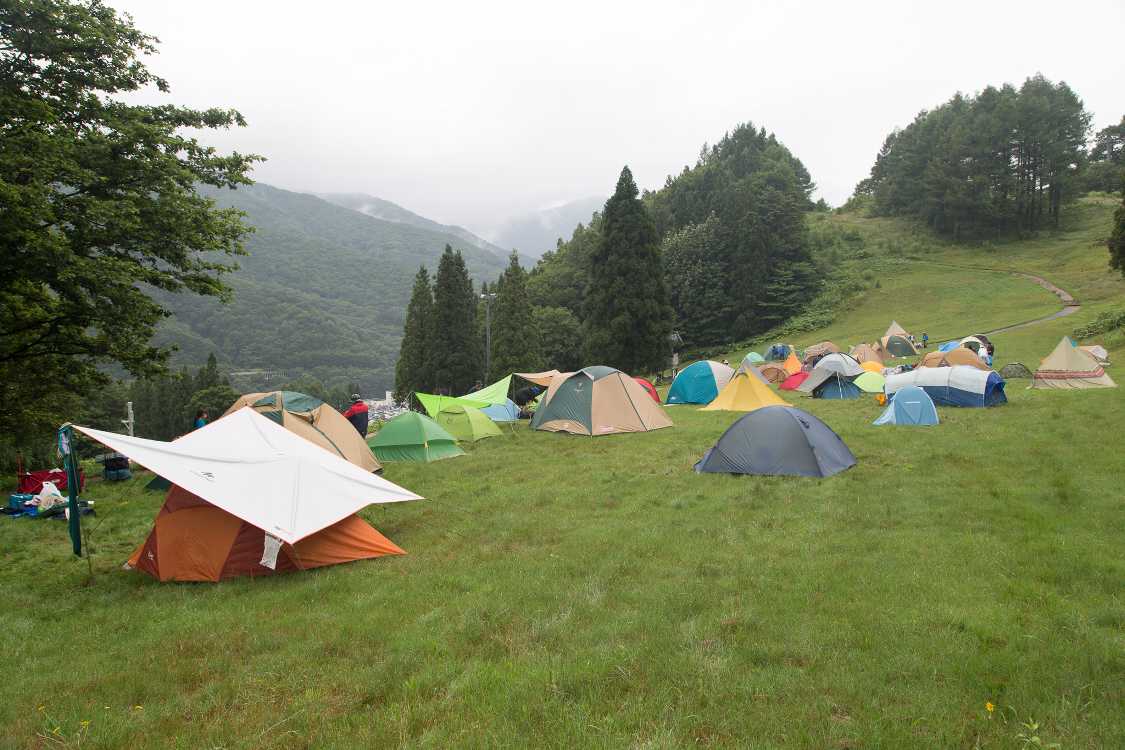 テントの設置スペースは広々とありますが、夜に20分以上登って帰る気力があるかどうか。