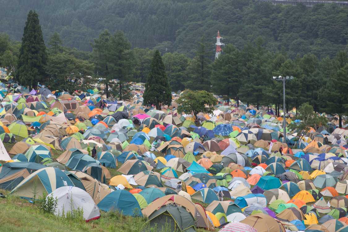 Fサイトから見える谷側のDサイト。