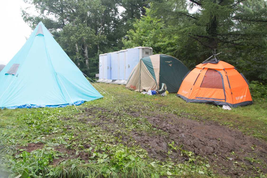 Eサイトの入り口。仮設トイレが見えます。