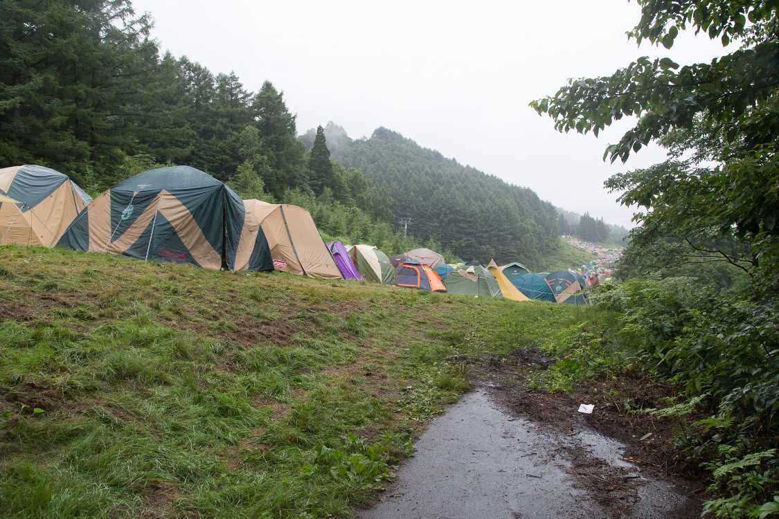 少し登るとテント群が見えてきます。