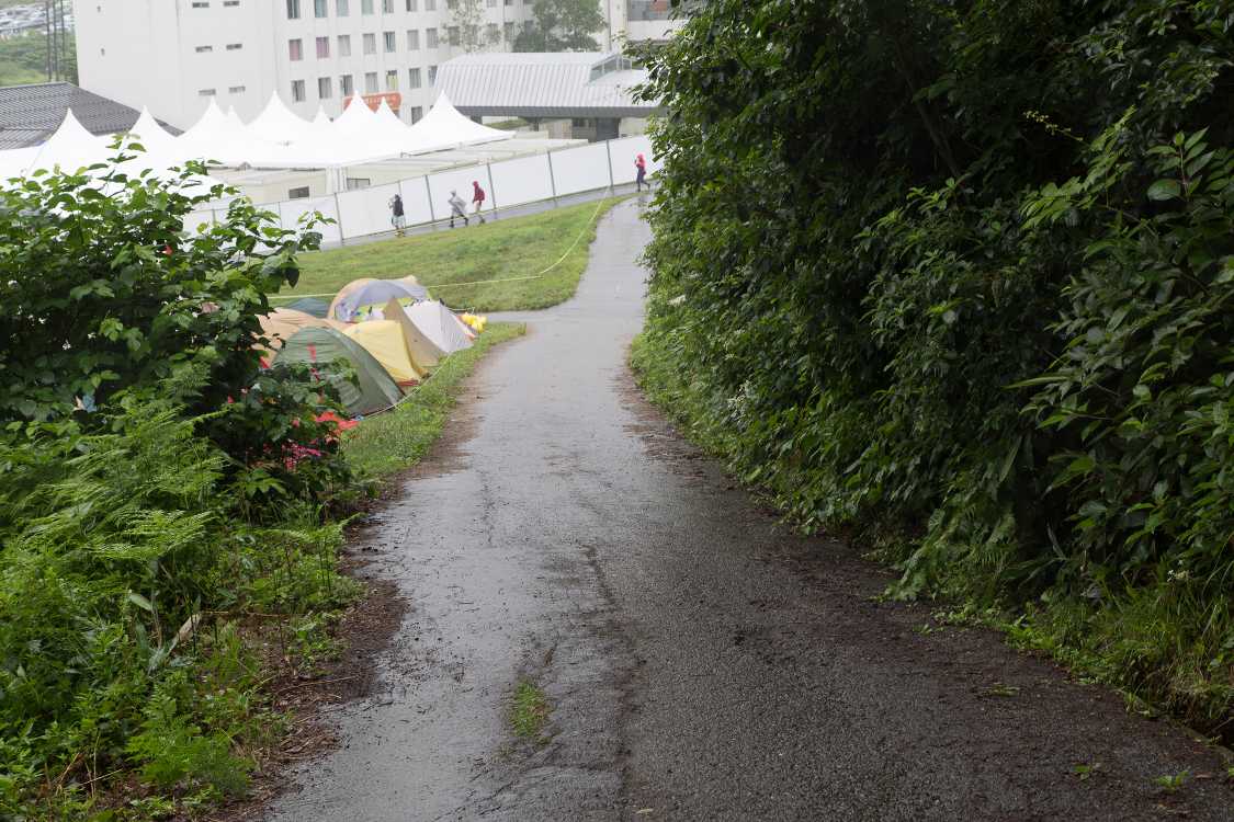 下を見ると傾斜はかなり大きい。