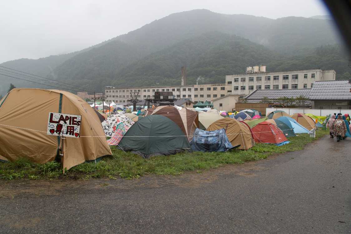 キャンプサイトのレディースサイトからEサイトへの道。