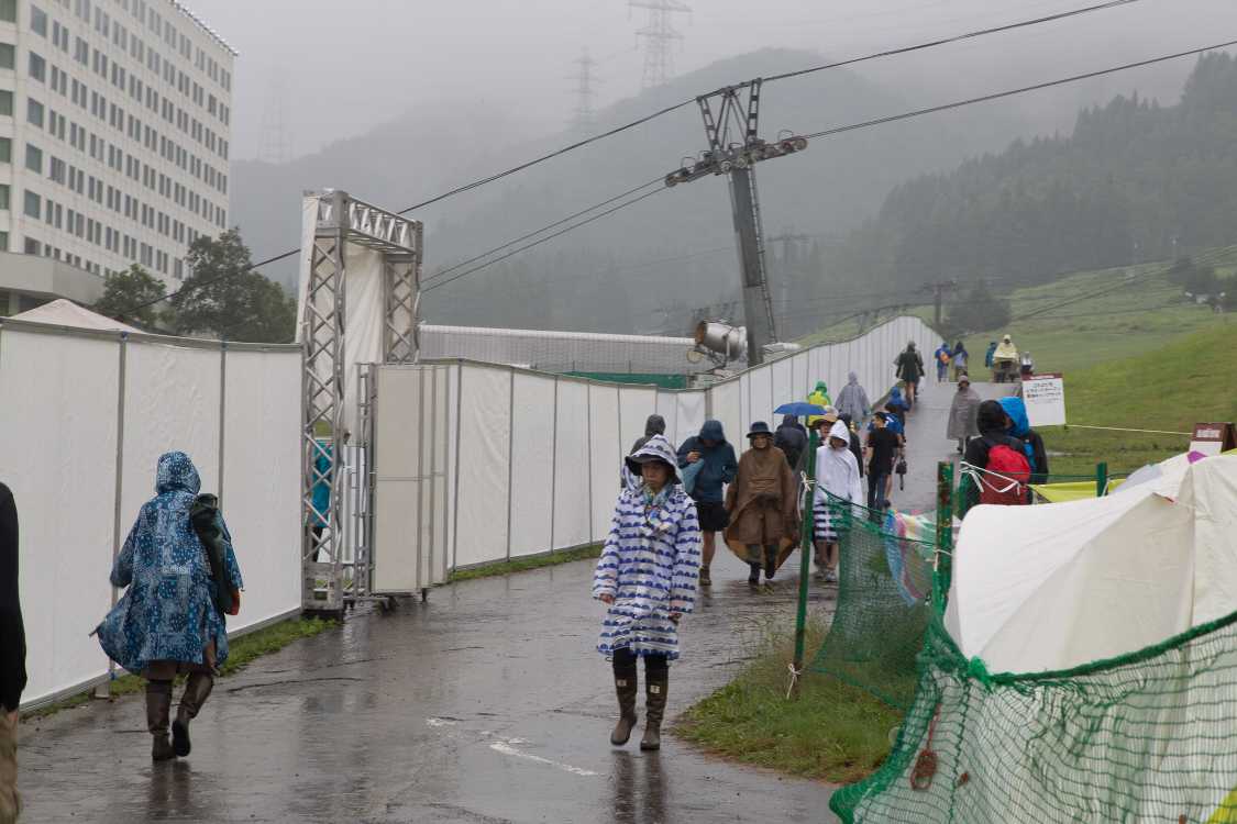 キャンプサイト前、ピラミッドガーデン、プリンスホテル方面への通路。